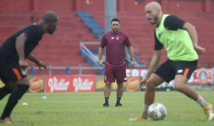 Pelatih baru Persik Kediri Javier Roca (tengah) memimpin latihan di Stadion Brawijaya, Kota Kediri, Jawa Timur, Senin 15 November 2021. Manajemen Persik Kediri rismi menunjuk pelatih asal Chile tersebut sebagai pelatih menggantikan Joko Susilo untuk mengarungi seri 3 Liga 1 2021/2022. (Foto: Antara/Prasetia Fauzani)