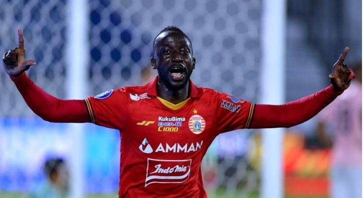 Pesepak bola Persija Jakarta Makan Konate berselebrasi usai mencetak gol ke gawang Persik Kediri saat pertandingan Liga 1 di Stadion Kapten I Wayan Dipta, Gianyar, Bali, Sabtu 19 Februari 2022. (Foto: Antara/Fikri Yusuf)