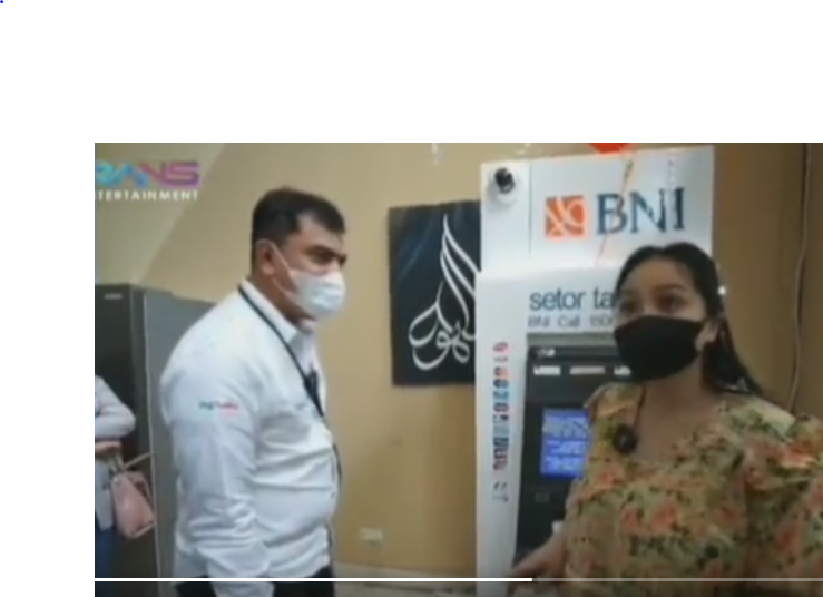 Nagita Slavina saat mencoba mesin ATM dari Bank BNI yang diberikan saat ulang tahunnya. (Foto: Twitter)