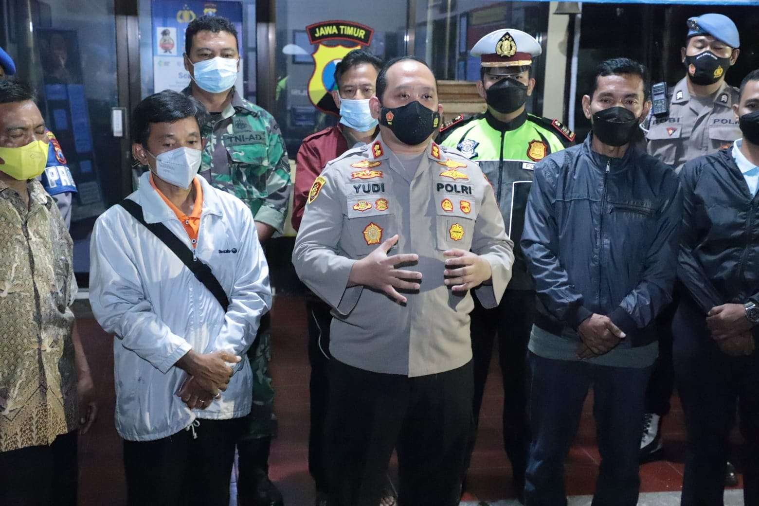 Kapolres Kediri Kota, AKBP Wahyudi, usai melakukan mediasi atas kasus rusaknya patung arca di Pura Joyo Amijoyo Kediri. (Foto: Fendhy Plesmana/Ngopibareng.id)