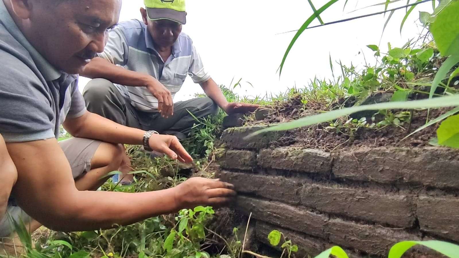 Bangunan kuno menyerupai pagar ditemukan di Situs Bhre Kahuripan. (Foto: Deni Lukmantara/Ngopibareng)