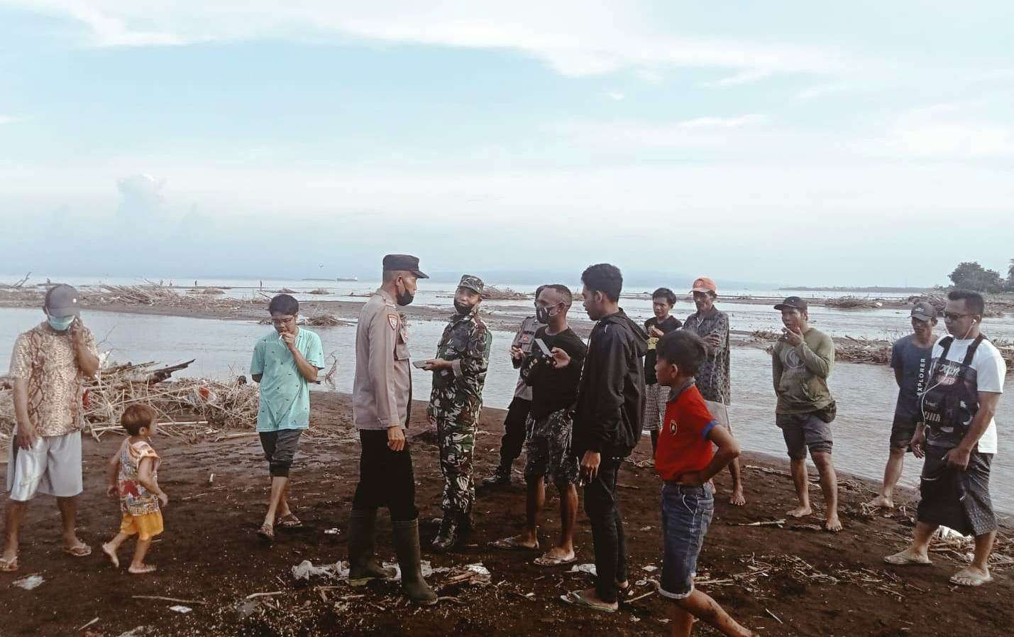 Warga bersama petugas melakukan pencarian kakek yang hanyut  (foto: istimewa)