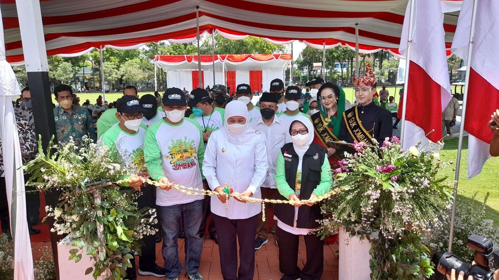 Gubernur Jawa Timur Khofifah Indar Parawansa bersama Bupati Jombang Hj Mundjidah Wahab, Senin 21 Februari 2022 meresmikan Alun-Alun Jombang yang sudah selesai direvitalisasi. (Foto: Mardiansyah Triraharjo/Ngopibareng.id)