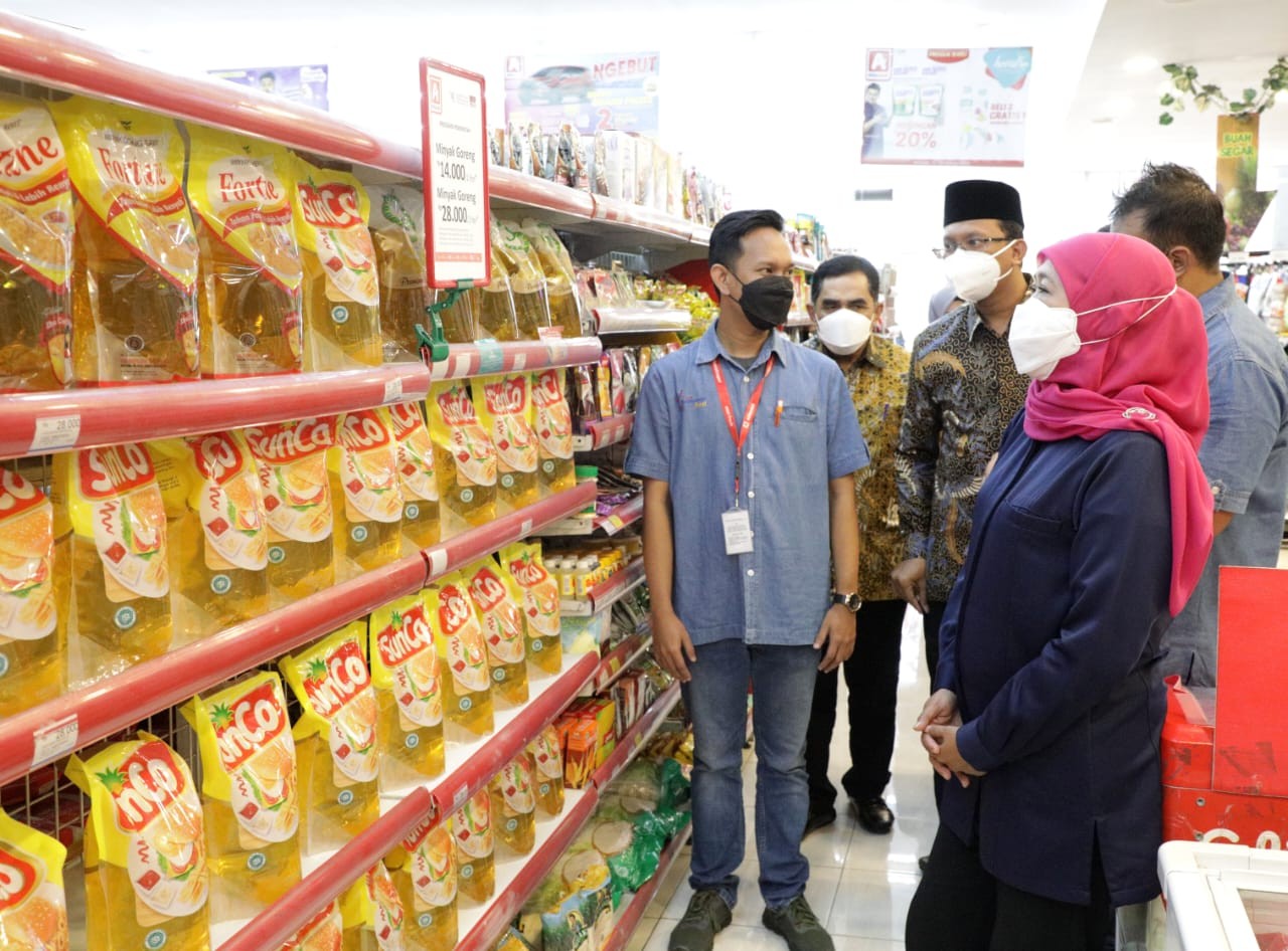 Gubernur Jatim, Khofifah Indar Parawansa saat mengecek ketersediaan minyak goreng di pasaran. (Foto: Humas Pemprov Jatim)