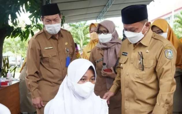 Kepala Dinas Kesehatan, Dwi Herman Susilo (kiri) mendampingi Bupati Karna Suswandi meninjau vaksinasi Covid-19. (Foto: Guido Saphan/Ngopibareng.id)