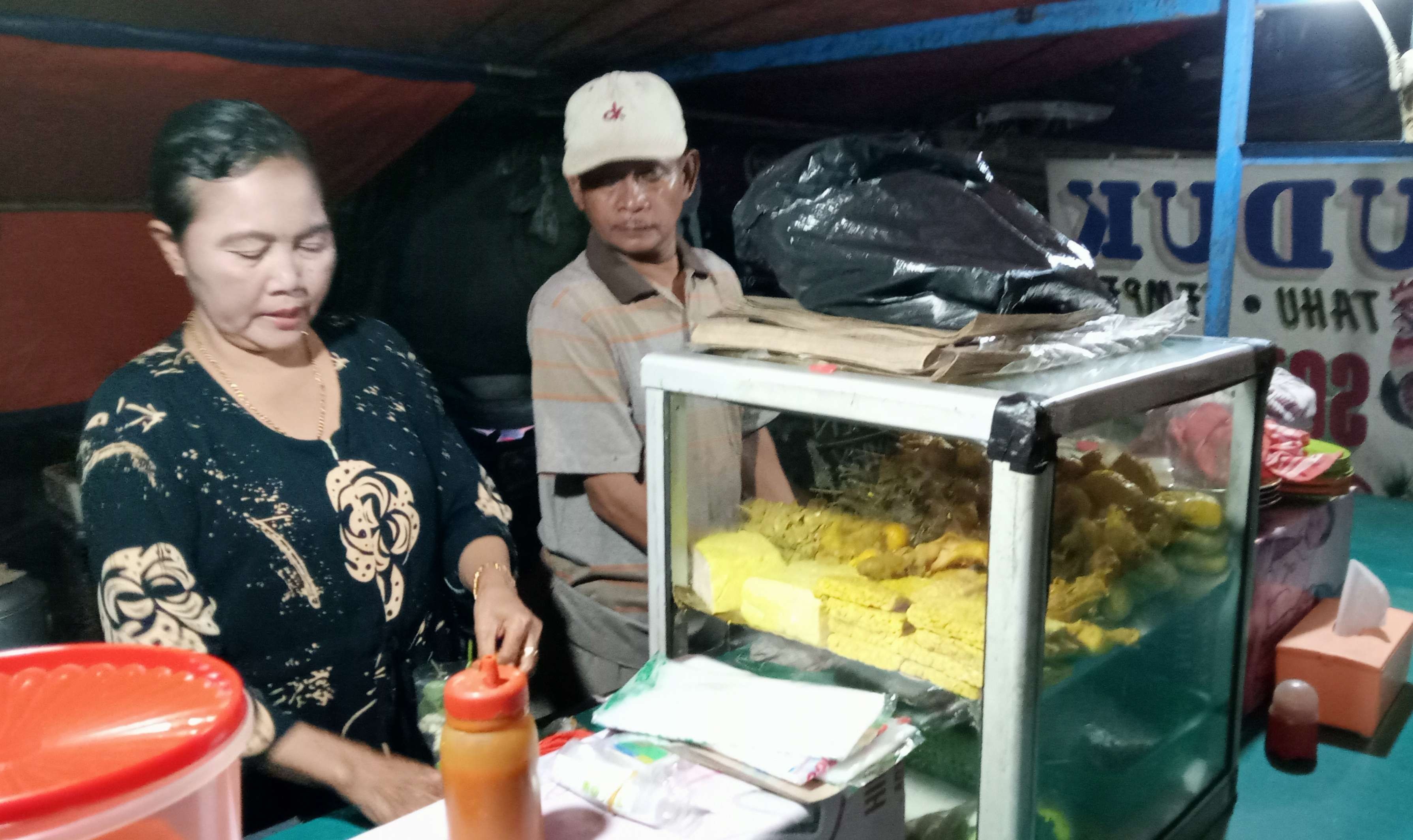 Pedagang pecel lele di daerah Slipi, Jakarta mengeluh akibatkelangkaan minyak goreng tahu dan tempe ( foto' Asmanu Sudarso/ngopibareng.id)