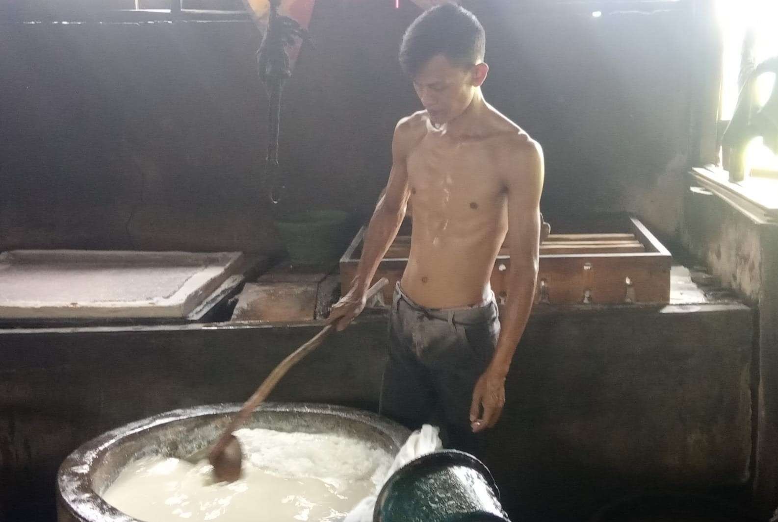 Perajin tahu yang tergabung paguyuban perajin tahu tempe Ledok Kulon, Bojonegoro. Mereka mengeluhkan mahalnya harga kedelai.(Foto: Sujatmiko/ngopibareng.id)