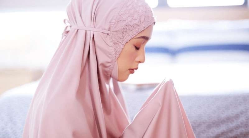 Seorang Muslimah berdoa usaia salat. (Foto: Istimewa)