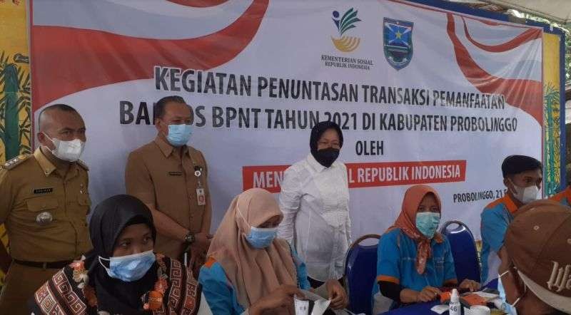 Mensos Tri Rismaharini meninjau kegiatan penuntasan transaksi bansos di Probolinggo. (Foto: Dok Mensos)