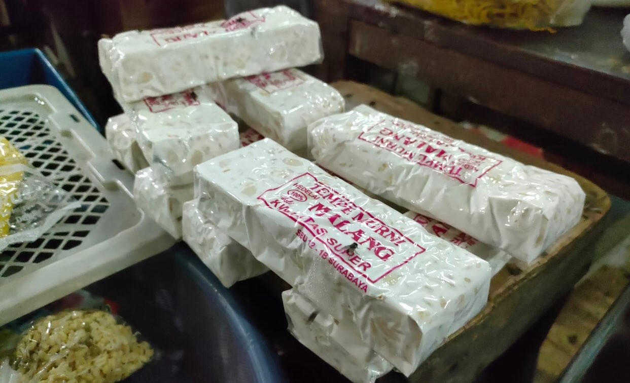 Tempe yang dijual pedagang di Pasar Tambak Rejo (Foto: Andhi Dwi/Ngopibareng.id)