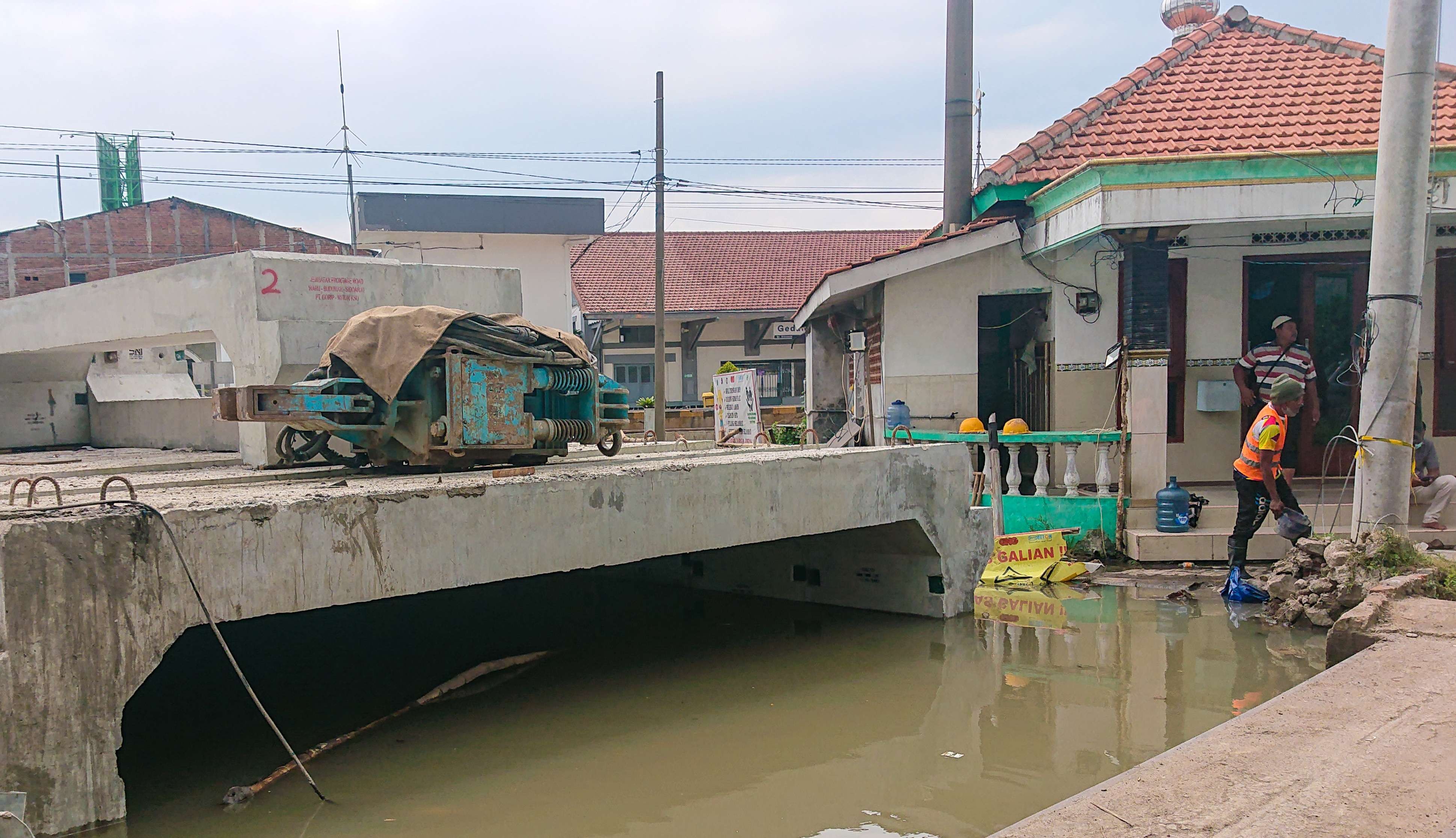 Pembangunan jembatan proyek Frontage Road Aloha (foto :Aini/Ngopibareng.id)