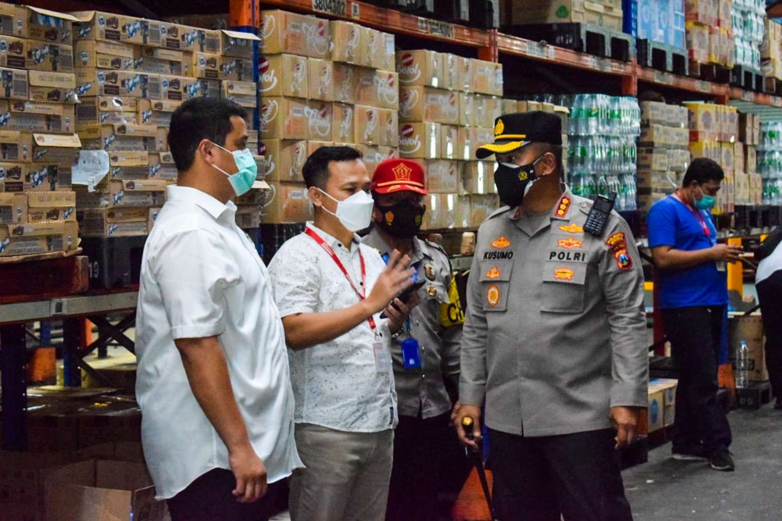 Kapolresta Sidoarjo sidak gudang minimarket, Senin 21 Februari 2022. (Foto: Aini Arifin/Ngopibareng.id)