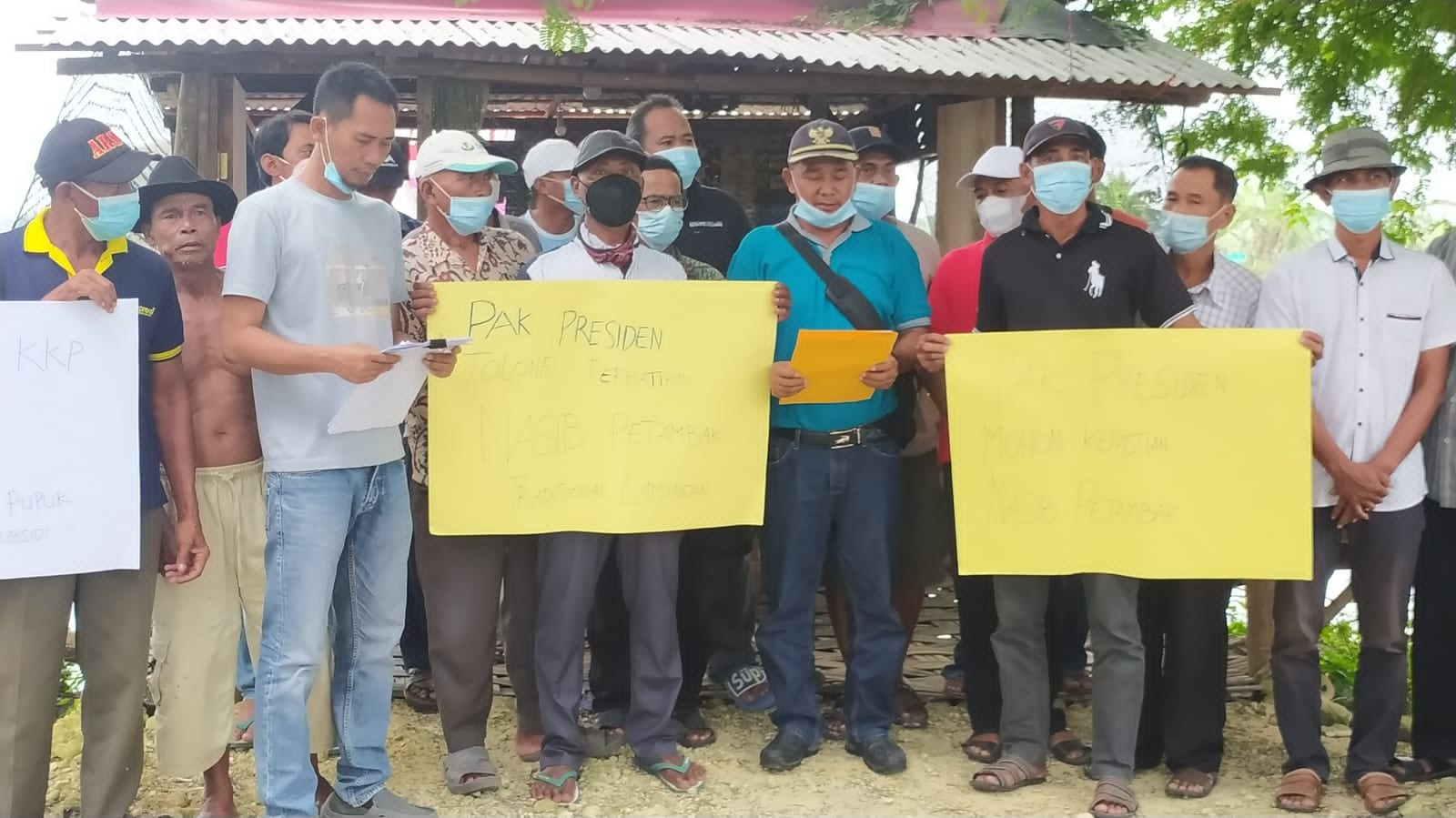 Petani tambak Lamongan saat beraksi hendak berkirim surat kepada Presiden Jokowi, untuk kebutuhan pupuk bersubsidi. (Foto: Imron Rosidi/Ngopibareng.id)