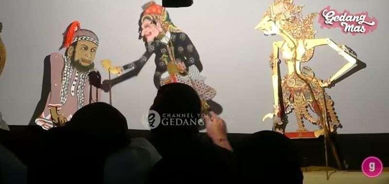 Pagelaran wayang kulit mirip Ustad Khalid Basalamah dipentaskan di Ponpes milik Gus Miftah. (Foto: Tangkap Video Youtube)