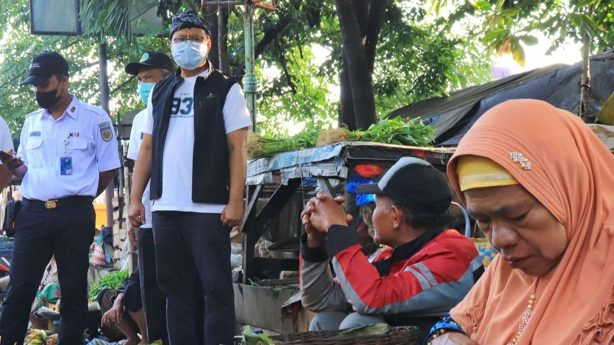 Gus Ipul saat menyapa pedagang di Pasar Besar Kota Pasuruan. (Foto: Dinas Kominfo Kota Pasuruan)