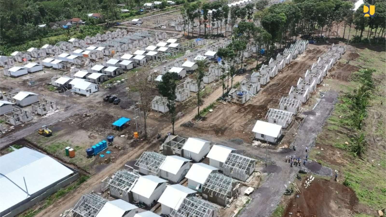 Deretan rumah yang dibangun dengan teknologi RISHA (Rumah Instan Sederhana Sehat), konstruksi knock down yang dapat dibangun dengan waktu cepat untuk korban erupsi Gunung Semeru. (Foto: Kementerian PUPR)