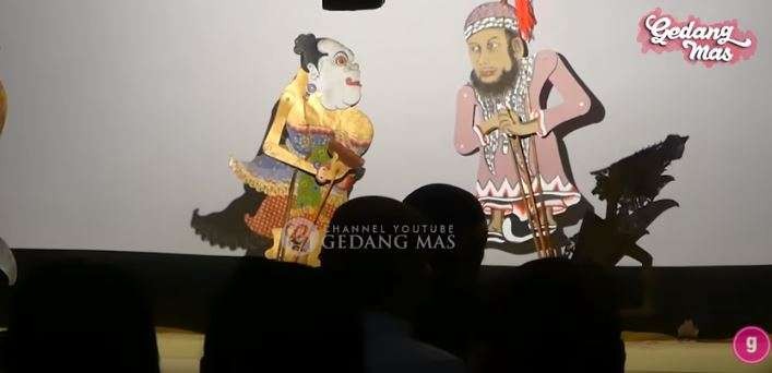 Tangkapan layar pertunjukkan wayang yang menampilkan tokoh wayang mirip Khalid Basalamah