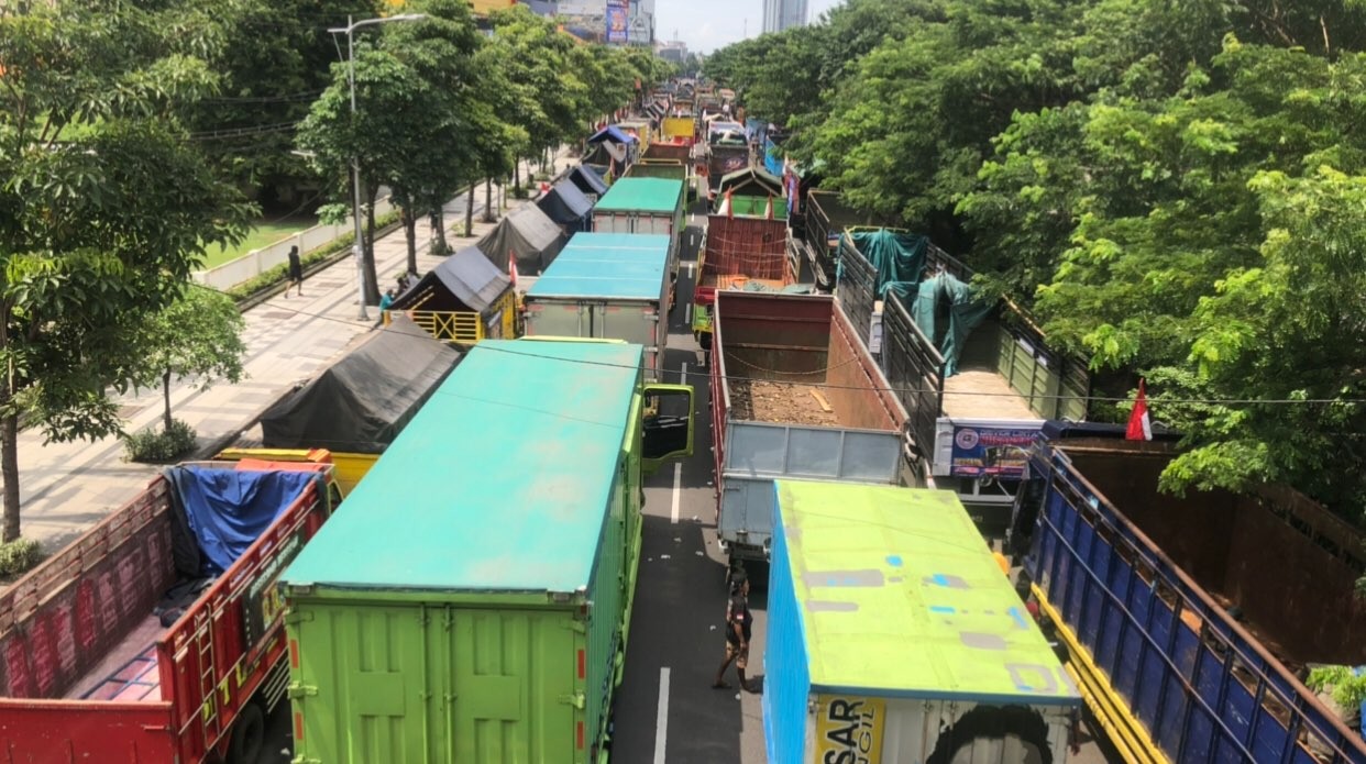 Ratusan truk menutup akses Jalan Ahmad Yani, Surabaya (Foto: Andhi Dwi/Ngopibareng.id)