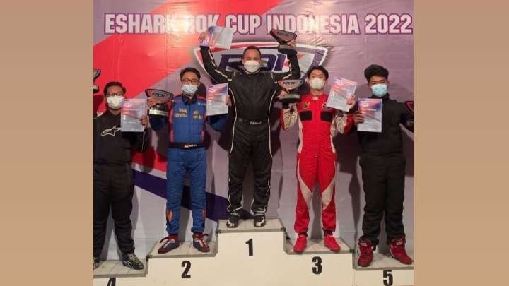 Mahasiswa Universitas Brawijaya (UB), Raihan Zulfikar (podium satu) saat meraih juara di Kejurnas Gokart. (Foto: Istimewa)