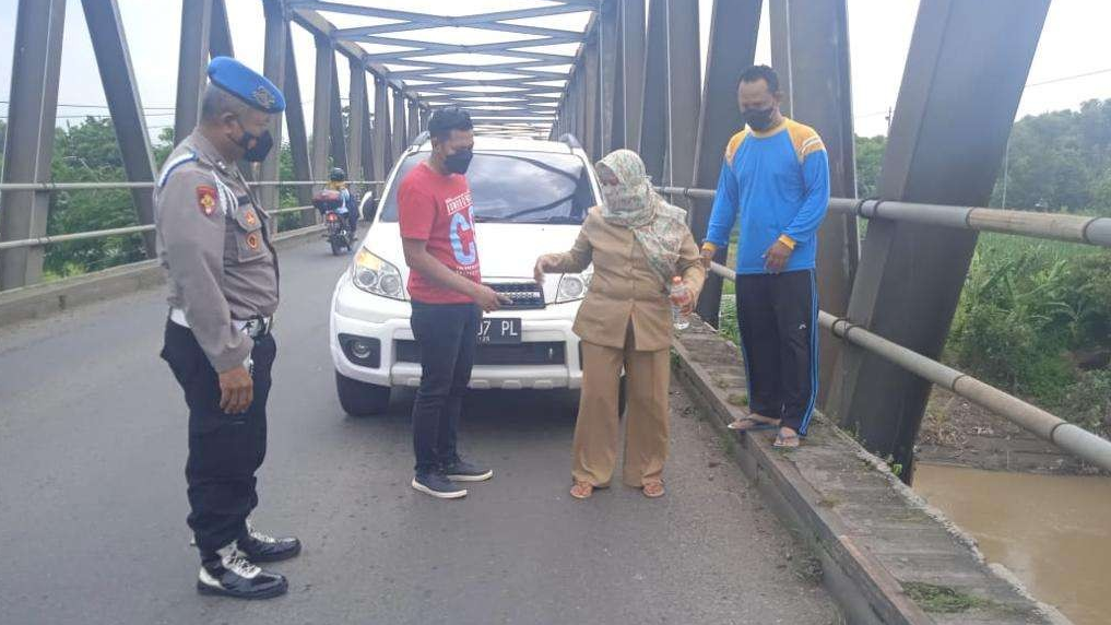 Polisi bersama korban perampokan sedang rekonstruksi ulang perampokan di Tempat Kejadian Perkara (TKP ). (Foto dokumentasi polisi)