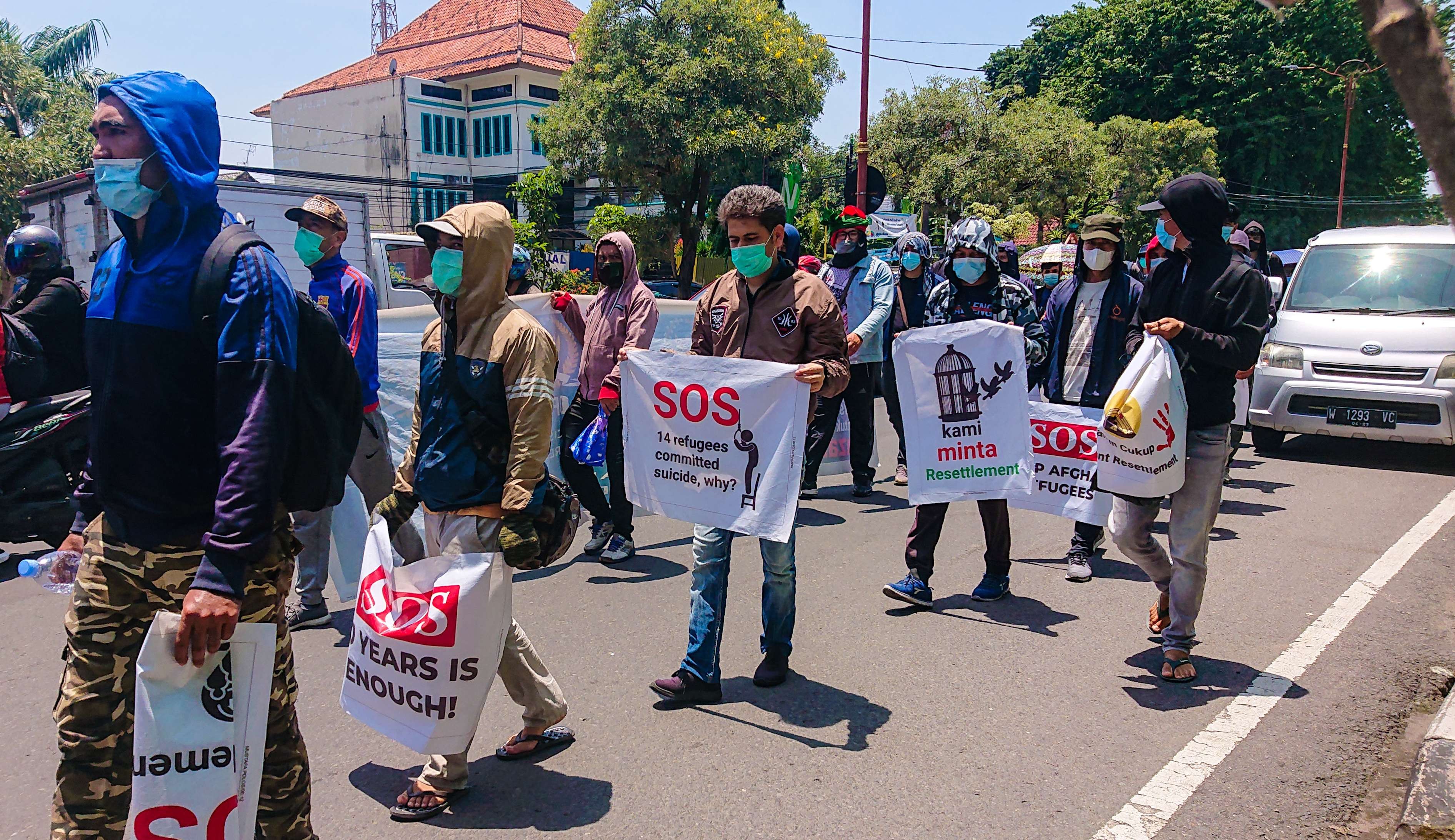 Pengungsi Afghanistan long march menuju kantor DPRD Sidoarjo. (Foto: Aini Arifin/Ngopibareng.id)