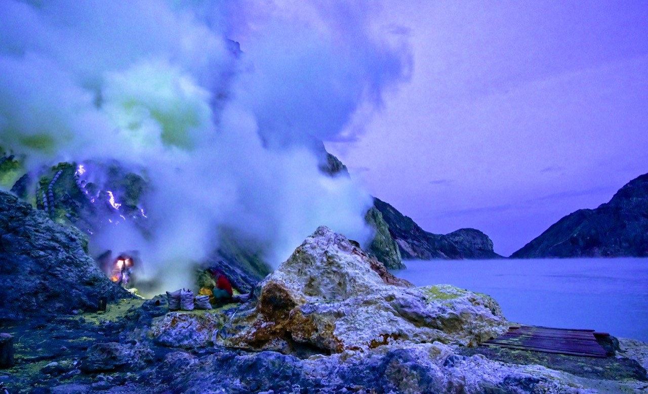 Pesona alam di kawah Ijen menjadi daya tarik tersendiri bagi wisatawan domestik maupun mancanegara. (Foto: Istimewa)