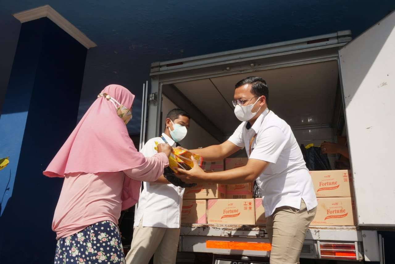 Warga sedang antre membeli minyak goreng murah di Kantor Bulog Probolinggo. (Foto: Ikhsan Mahmudi/Ngopibareng.id)