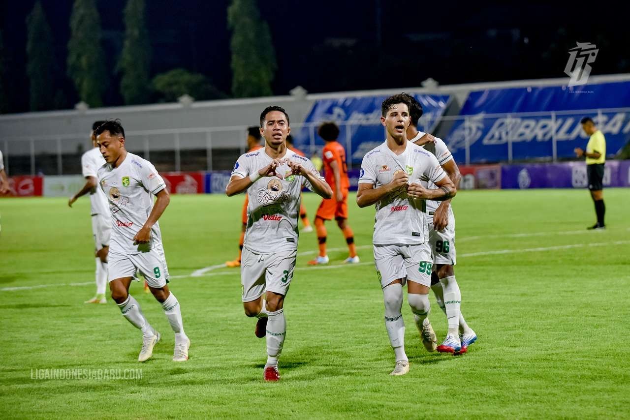 Pemain Persebaya melakukan selebrasi usai gol ke gawang Persiraja Banda Aceh. (Foto: LIB)