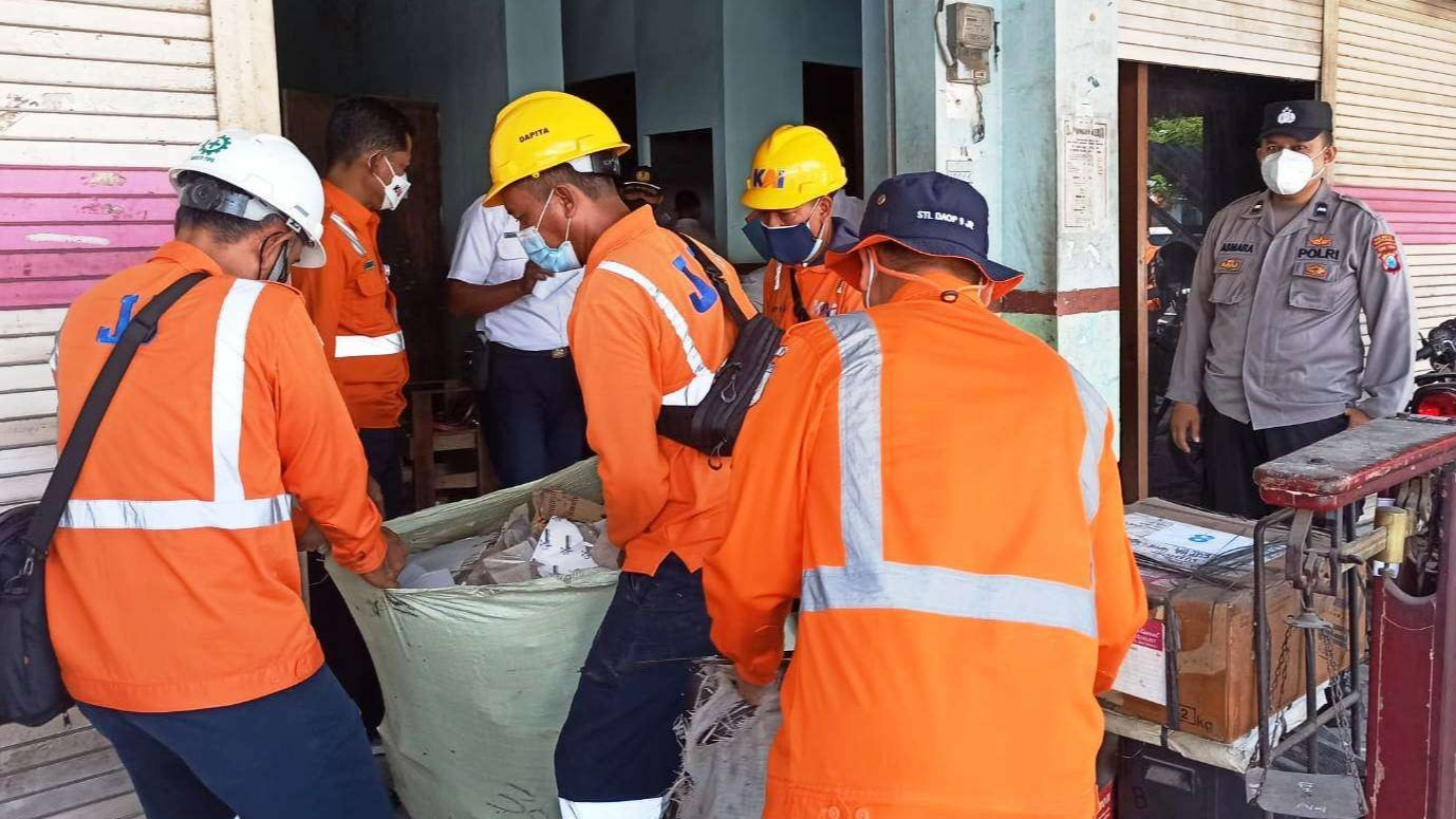 Petugas PT KAI Daop 9 mengeluarkan barang-barang yang berada di dalam ruko di Jalan Piere Tendean, Banyuwangi. (Foto: Muh. Hujaini/Ngopibareng.id)