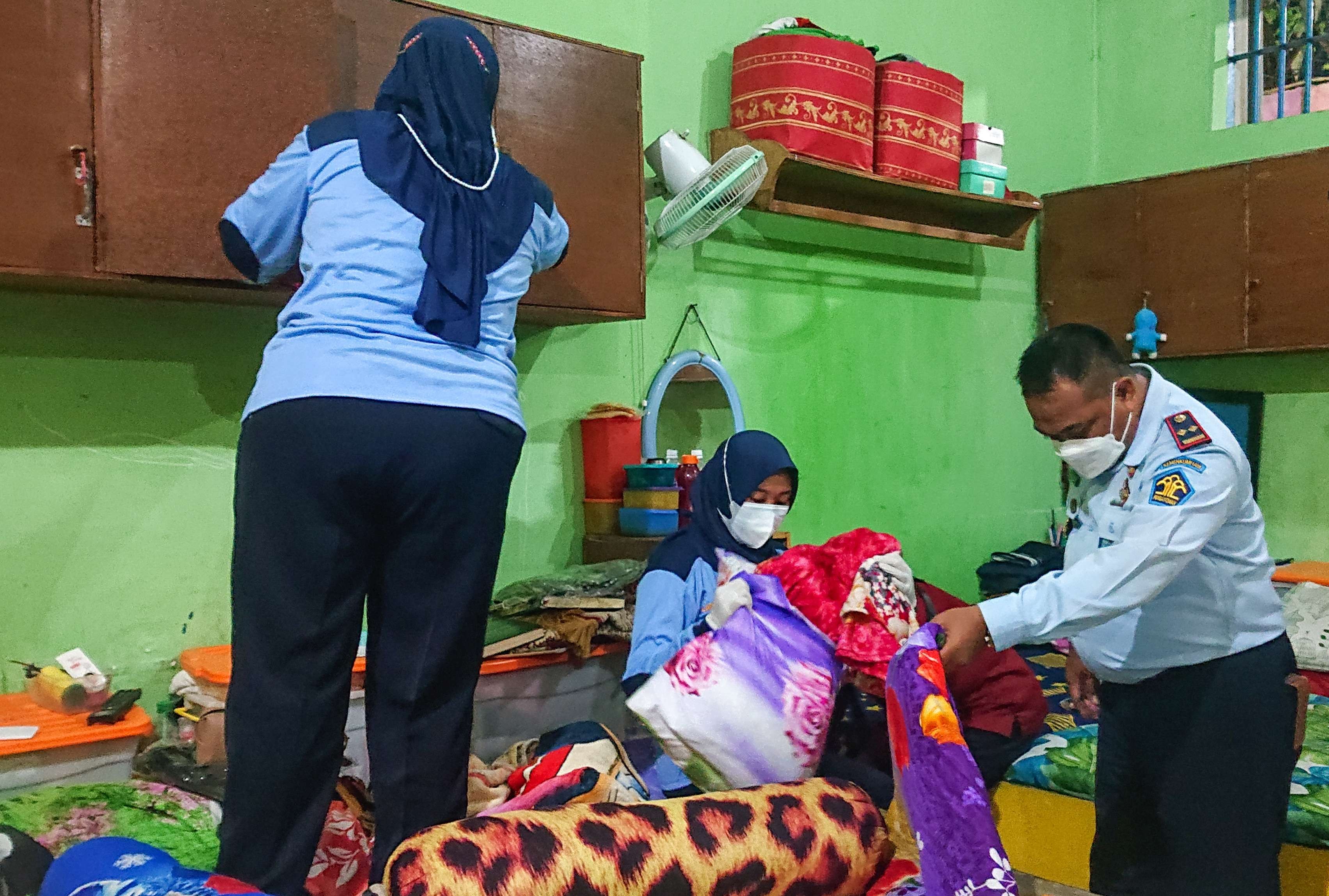 Kalapas Sidoarjo sidak blok hunian wanita. (Foto: Aini/Ngopibareng.id)