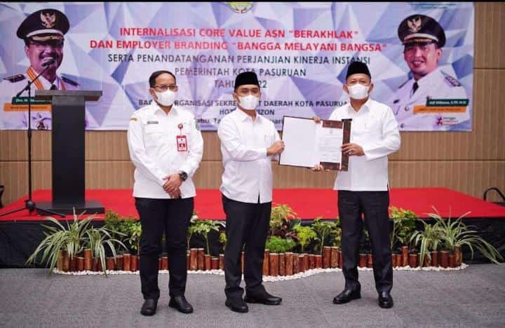 Wakil Walikota Pasuruan, Adi Wibowo (tengah) bersama Kabiro Organisasi Pemprov Jatim serta Sekda Kota Pasuruan (Foto: Diskominfotik Kota Pasuruan)