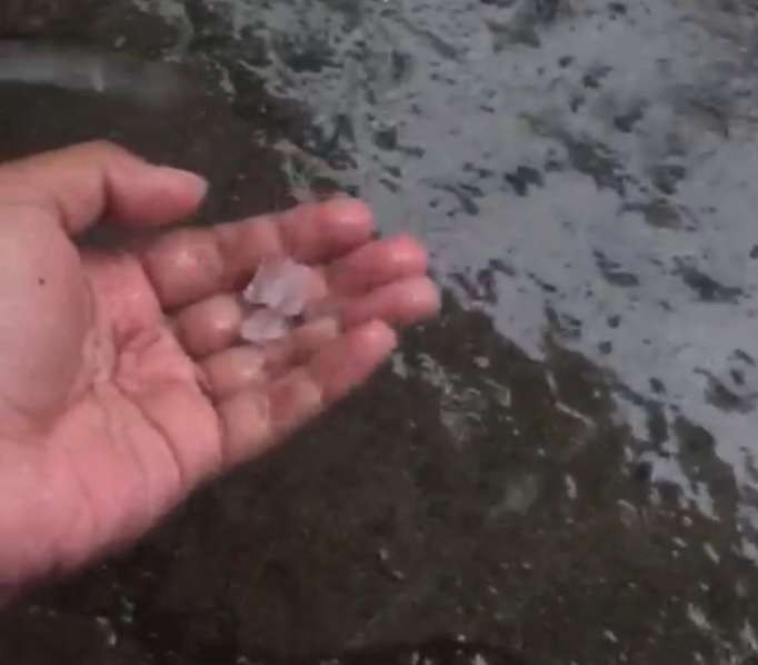 Fenomena hujan es yang terjadi di Surabaya Barat, Senin lalu. (Foto: Tangkapan Layar)