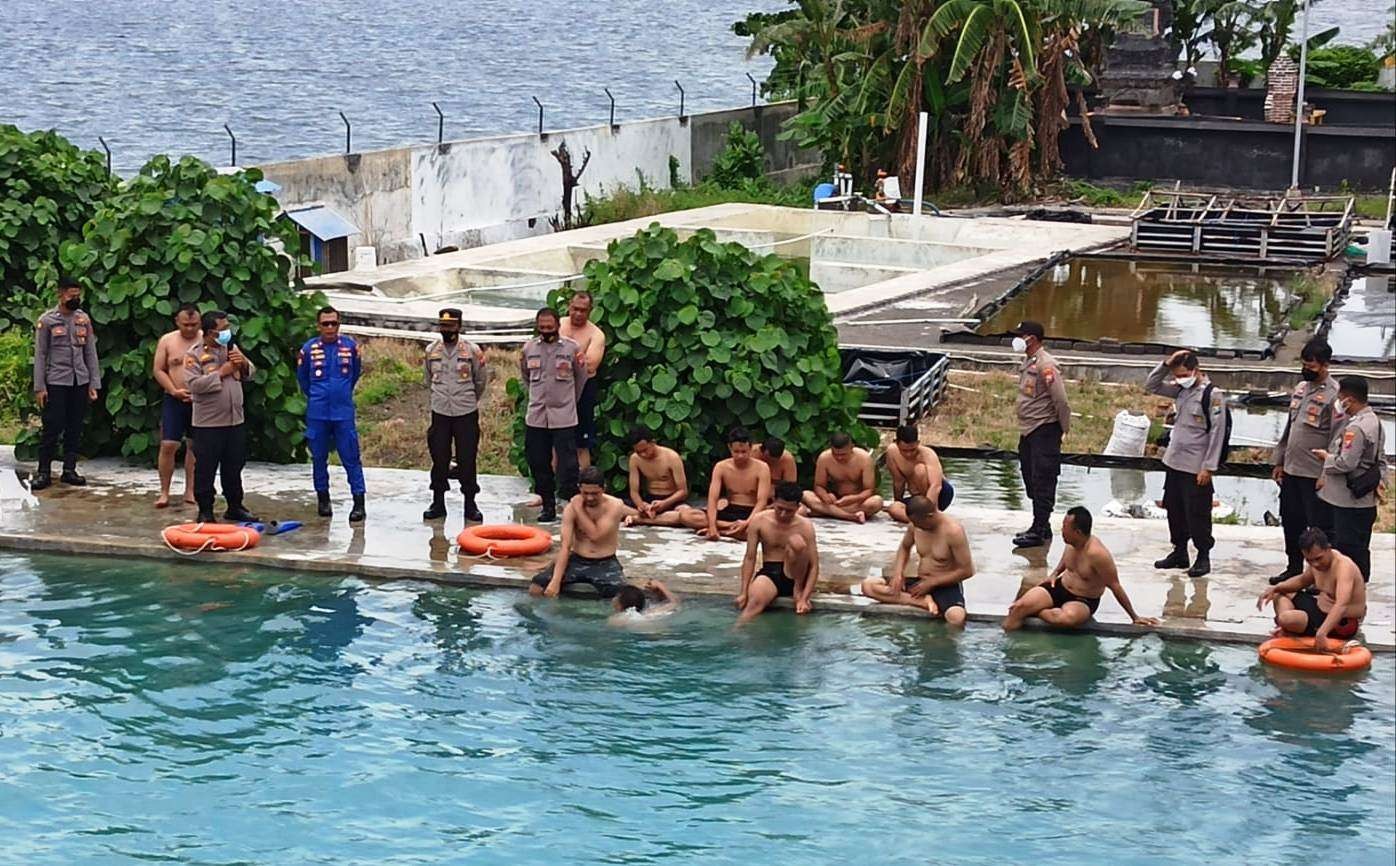 Sejumlah personel Polsek di Banyuwangi yang memiliki wilayah pantai mengikuti pelatihan SAR. (Foto: Muh Hujaini/Ngopibareng.id)