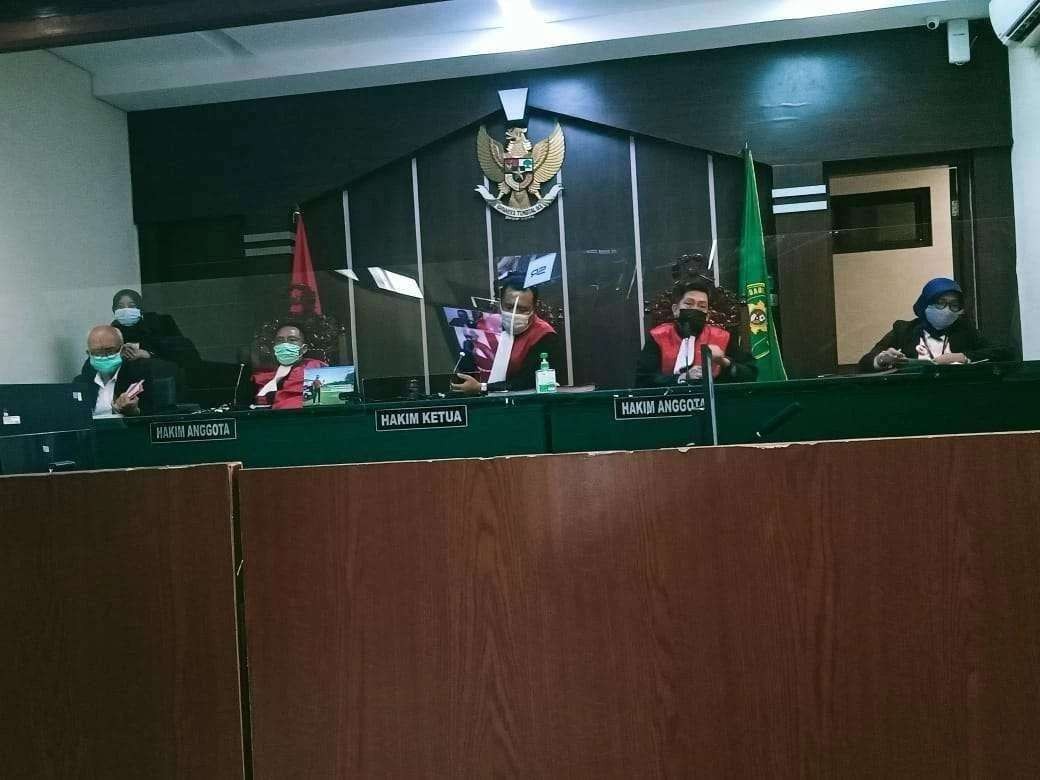 Sidang mantan Kades Glundengan, Jember, Hery Haryanto, saat dirinya terjerat kasus penyalahgunaan narkotika yang digelar daring di Pengadilan Negeri Jember, 8 Novermber 2021. (Foto: Rusdi/Ngopibareng.id)