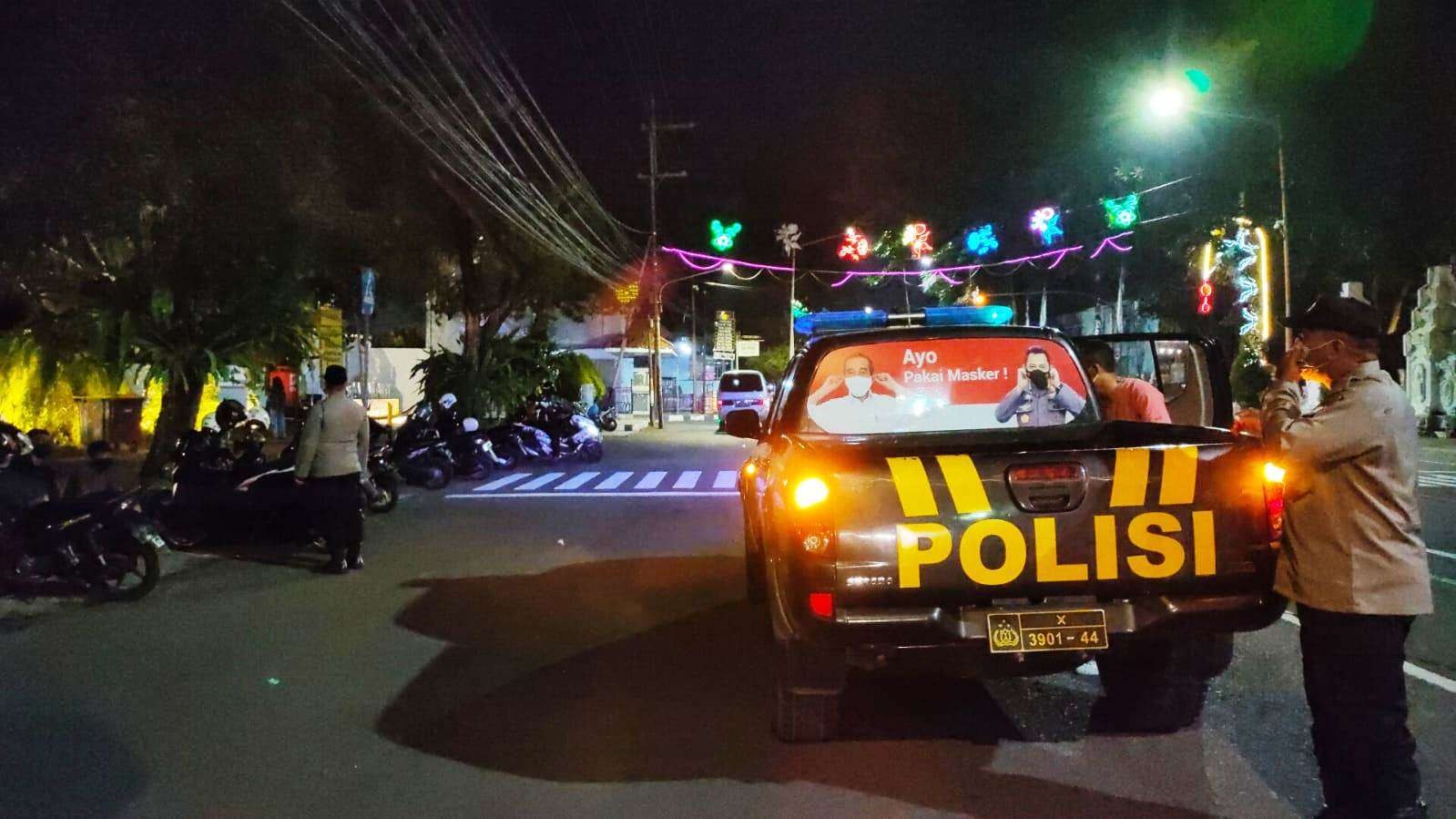 Tim Pamor Keris memberikan imbauan kepada masyarakat yang berada di salah satu RTH di Kota Banyuwangi agar tetap mematuhi protokol kesehatan. (Foto: Istimewa)