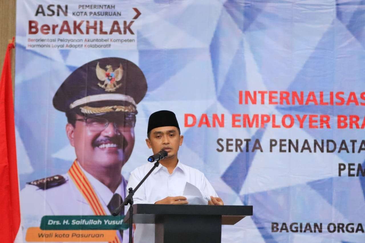 Wakil Wali Kota Pasuruan, Adi Wibowo, (Mas Adi) saat memberikan arahan dalam acara internalisasi core value ASN berakhlak dan employer branding bangga melayani bangsa serta penandatanganan perjanjian kinerja di Hotel Horison, Rabu 23 Februari 2022. (Foto: Humas Pemkot Pasuruan)