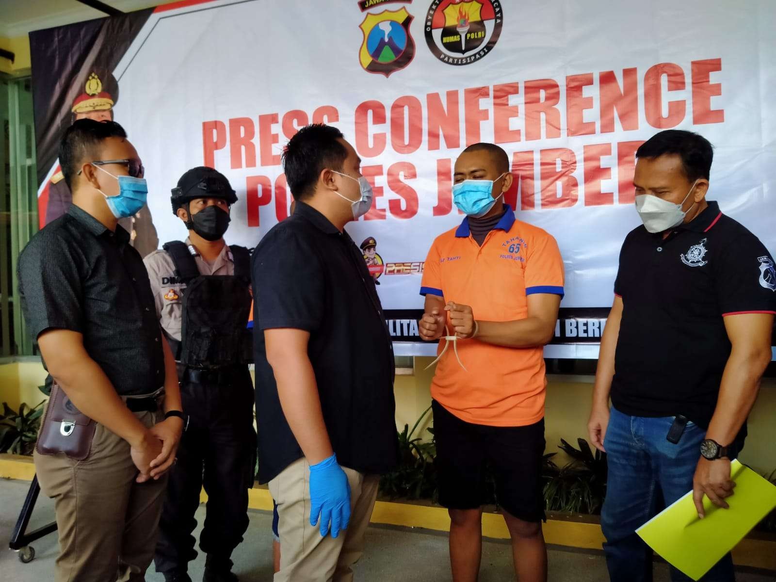 Kedua tersangka dimintai keterangan oleh Kasatreskrim Polres Jember AKP Komang Yogi Arya Wiguna (Foto: Rusdi/Ngopibareng.id)