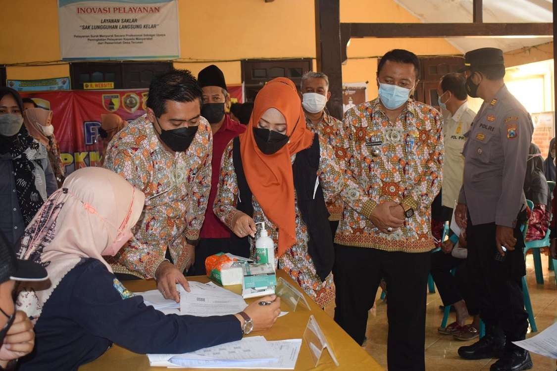 Bupati Mojokerto, Ikfina Fahmawati saat meninjau penyaluran bantuan sosial. (Foto: Diskominfo Kabupaten Mojokerto)