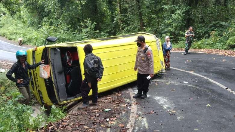 Kendaraan yang ditumpangi rombongan Youtuber terguling di jalur Ijen (Foto: Istimewa)