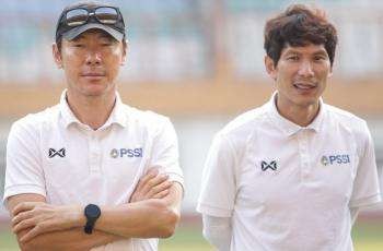 Pelatih Timnas Indonesia Shin Tae-yong bersama mantan asistennya, Gong Oh-kyun. (Foto: Dok. PSSI)