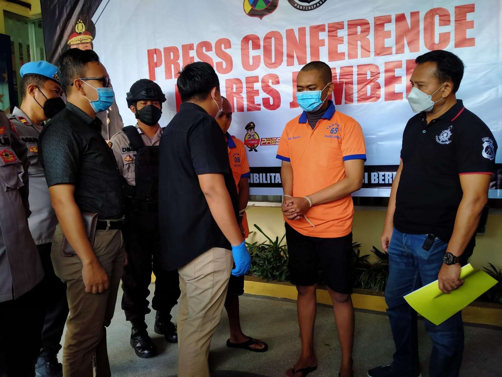 Tersangka Arif saat diinterogasi oleh Kasatreskrim Polres Jember, AKP Komang Yogi Arya Wiguna. (Foto: Rusdi/Ngopibareng.id)