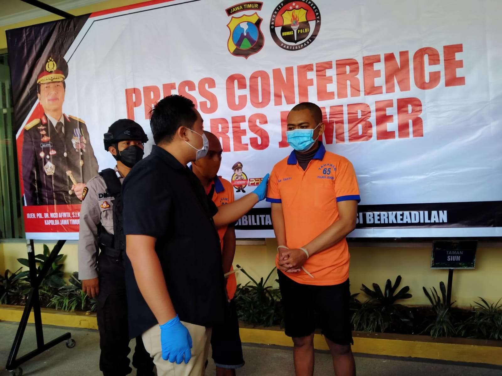 Tersangka Arif Rahman saat menyampaikan penyesalannya kepada Kasatreskrim Polres Jember. (Foto: Rusdi/Ngopibareng.id)