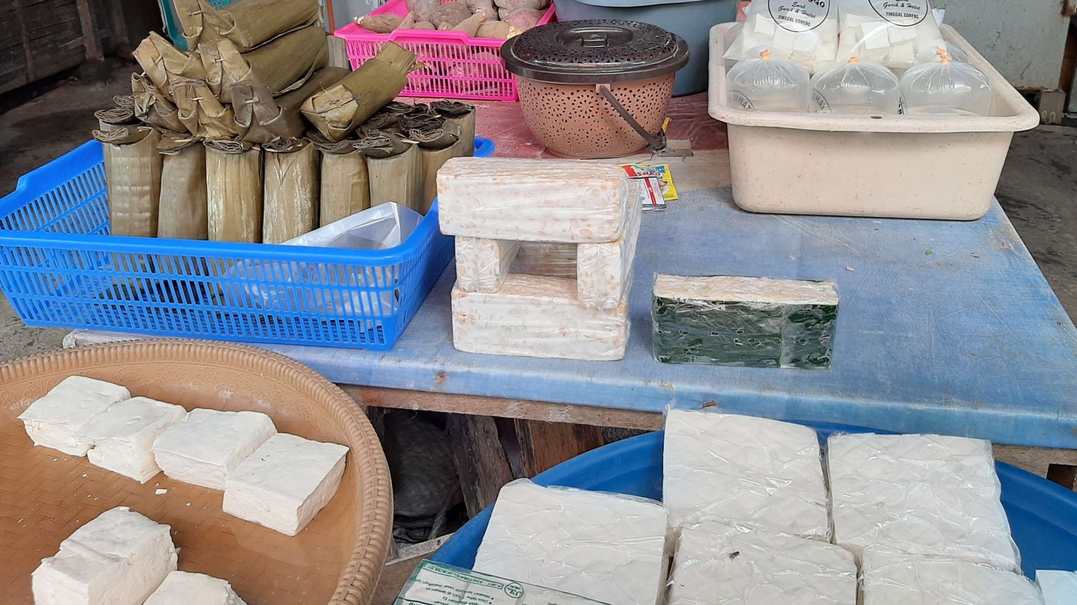 Tempe dan tahu sudah bisa dijumpai di pasar-pasar di Surabaya. (Foto: Pita Sari/Ngopibareng.id)