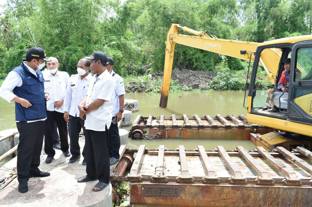 Bupati Lamongan sidak penanganan banjir di Bengawan Njero. (Foto: Imron Rosidi/Ngopibareng.id)