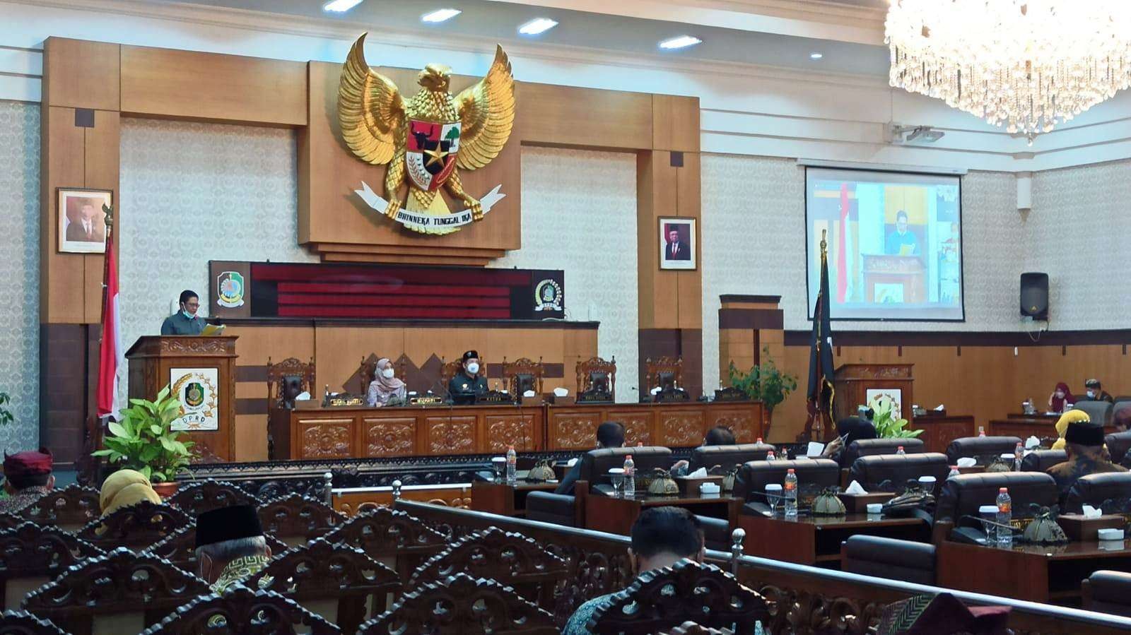 Rapat Paripurna pembacaan nota pengantar Raperda Pengelolaan Keuangan Darah dan BUMD (foto: Muh Hujaini/Ngopibareng.id)