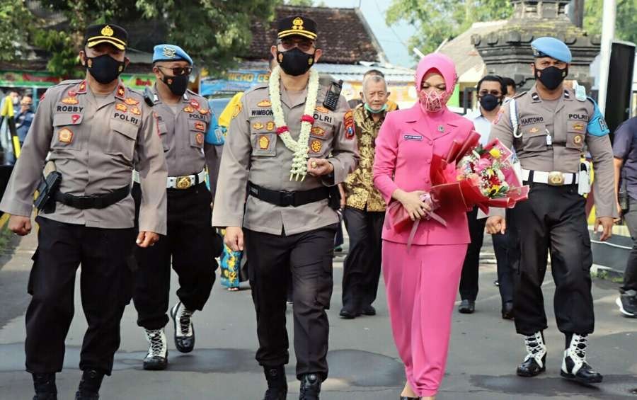 Kalung dari rangkaian bunga menyambut Kapolres Bondowoso yang baru AKBP Wimboko dan istri Ayu Wimboko disambut masuk Mapolres Bondowoso, Jumat 25 Februari 2022.(foto: guido/ngopibareng.id)