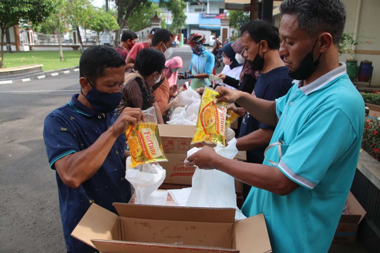 Di halaman Setda Blora, warga antre minyak goreng (ahmad sampurno/ngopibareng.id)