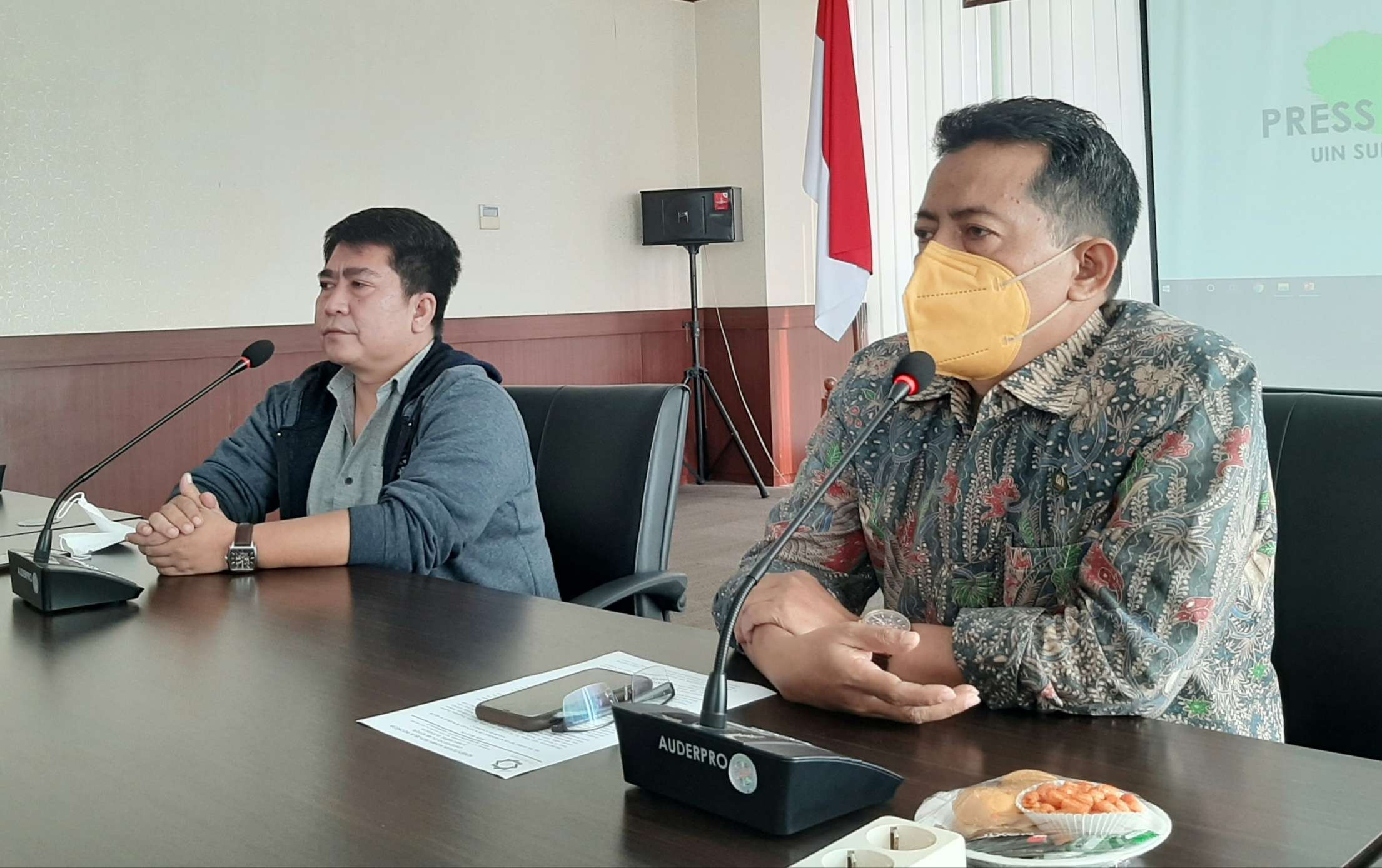 Prof Ahmad Zainul Hamdi bersama Rektor UINSA Prof Masdar Hilmy saat menyampaikan tanggapan SE Kementrian Agama. (Foto: Pita Sari/Ngopibareng.id))