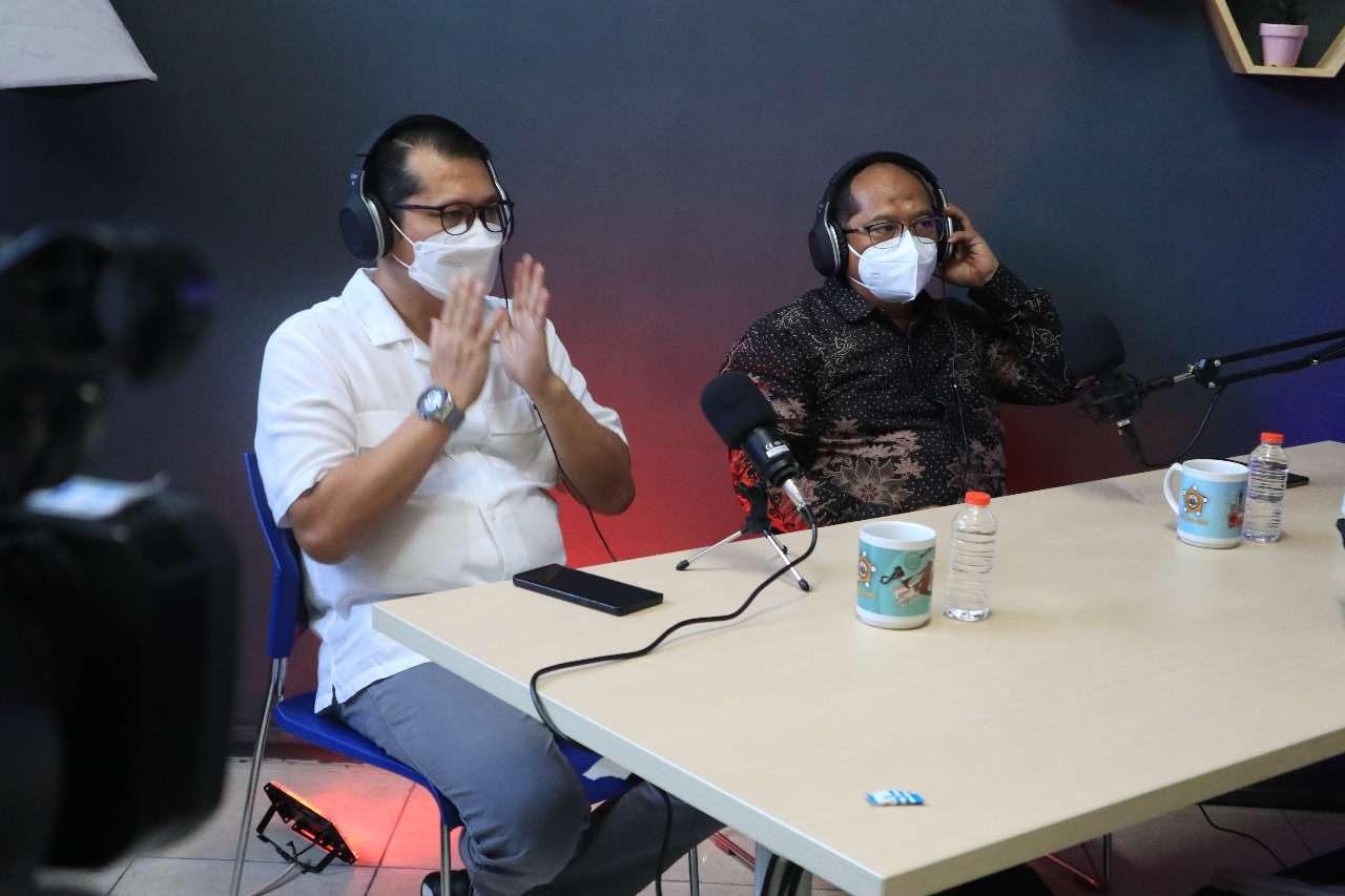 Hary Budiarto (kanan), Kepala Badan Penelitian dan Pengembangan BPSDM Kementerian Kominfo bersama Achmad Mufid (kiri),  F&B Expert Executive Vice President Indonesia Council for Small Business, ICSB, saat dalam acara AWS Cast (Video Podcast) STIKOSA - AWS,  para narasumber dengan tema  tentang "Network Marketing Communication dan Talenta Digital Masa Depan", Jumat 25 Februari 2022. (Foto: ist)