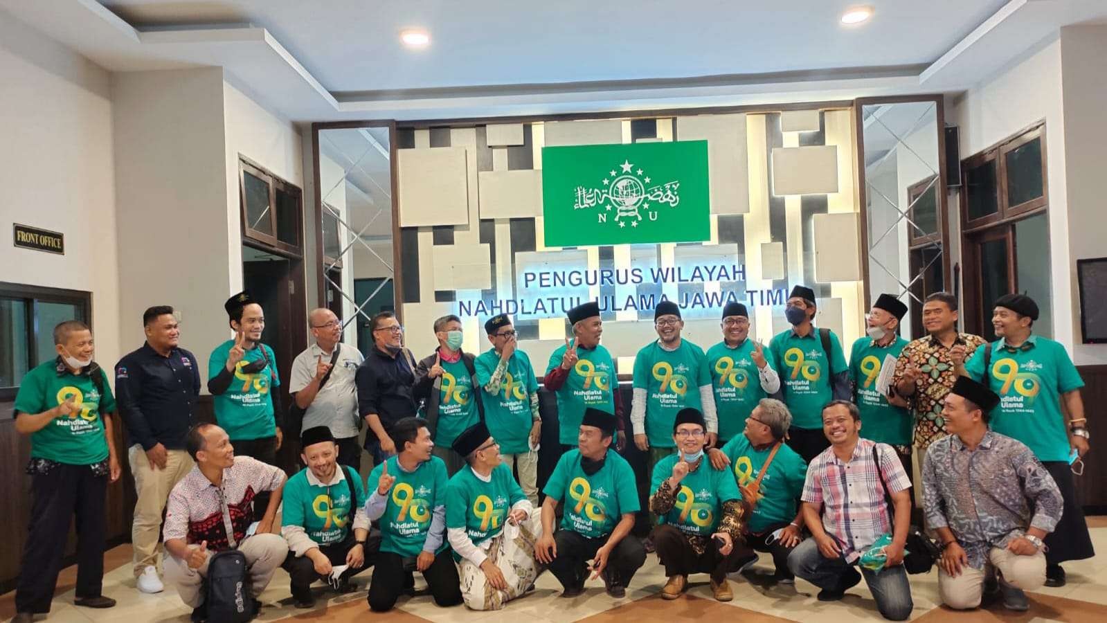 Sejumlah pemimpin redaksi dan editor senior, usai Forum Group Discussion (FGD) Nahdlatul Ulama dan Forum Pemimpin Redaksi Jawa Timur, digelar di ruang utama kantor PWNU Jawa Timur di Surabaya, rangkaian Peringatan harlah ke-99 Nahdlatul Ulama. (Foto-foto:Istimewa)